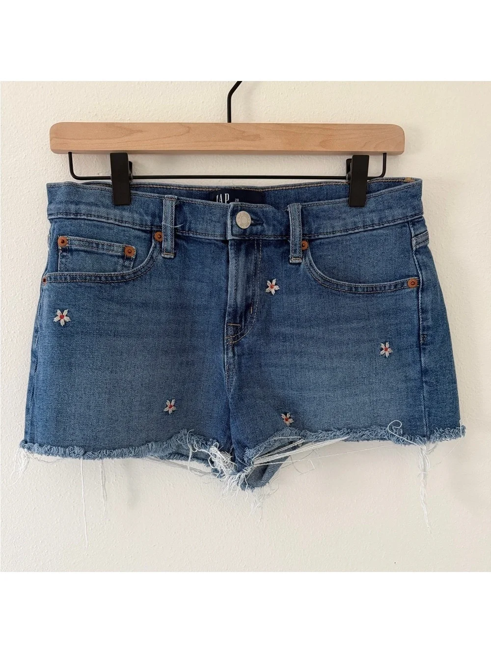 GAP Medium Cottage Core Washed Denim Flower Embroidered Y2K shorts size 28